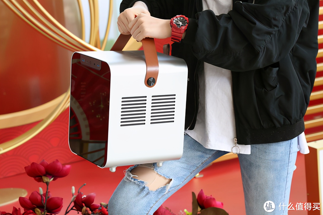 一台可以玩大型游戏的主机,可以拎起来的电脑主机