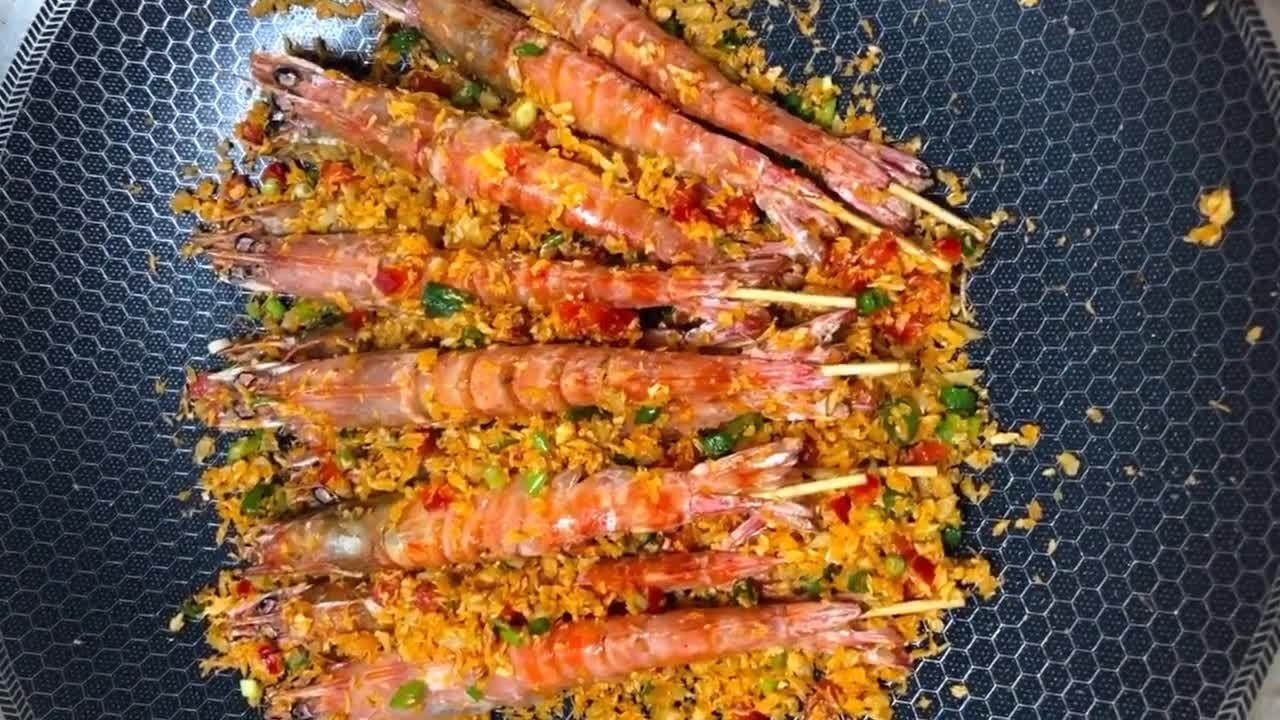 椒盐虾鲜香酥脆可口让你虾壳吮指,虾壳焦脆虾肉鲜甜的椒盐皮皮虾