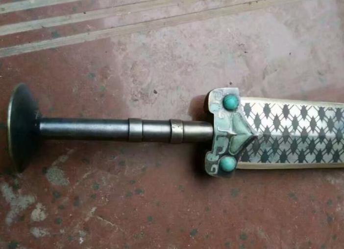 河南农妇，拿家中砍柴刀鉴定，专家：你拿来砍柴损失了80万