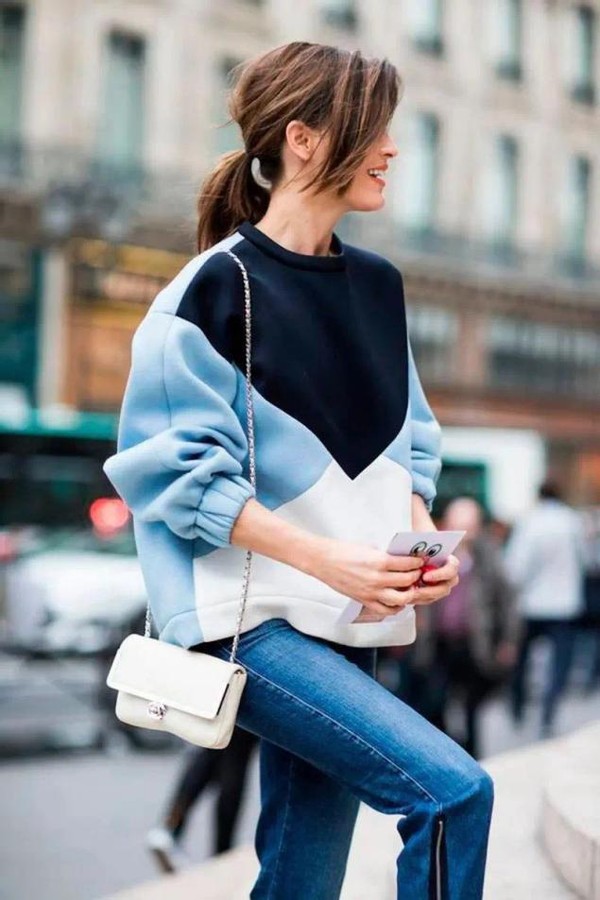 卫衣这样穿减龄休闲感无人能敌,早春卫衣怎么穿靓丽减龄又温暖