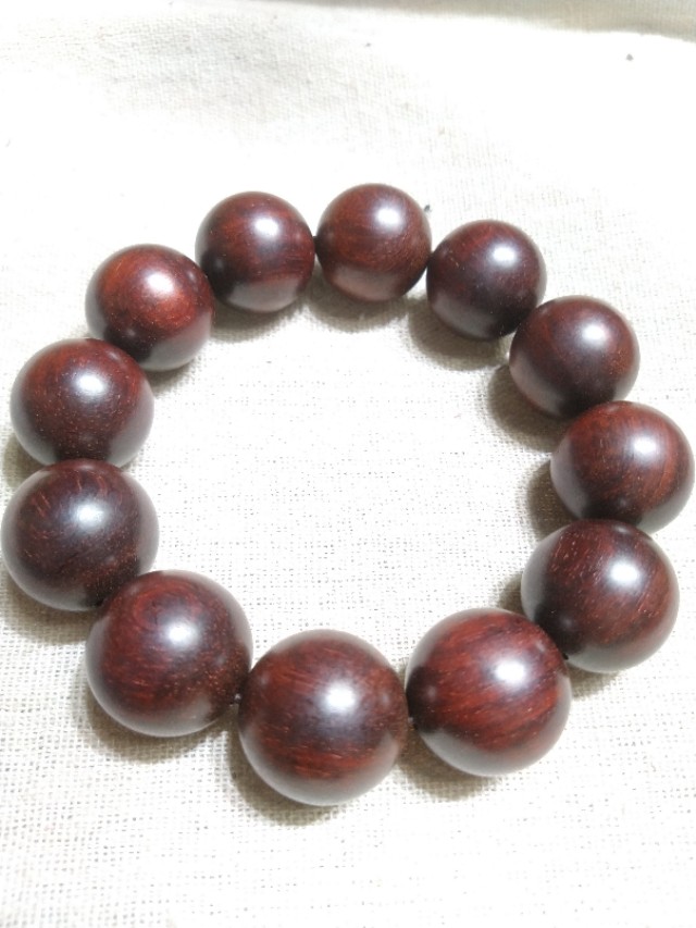 小叶紫檀瘤疤手串为什么容易开裂,小叶紫檀手串开裂怎么修复