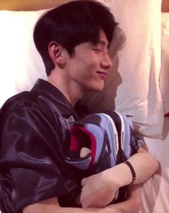 白敬亭上脚安踏跑鞋,安踏氮科技跑鞋白敬亭同款