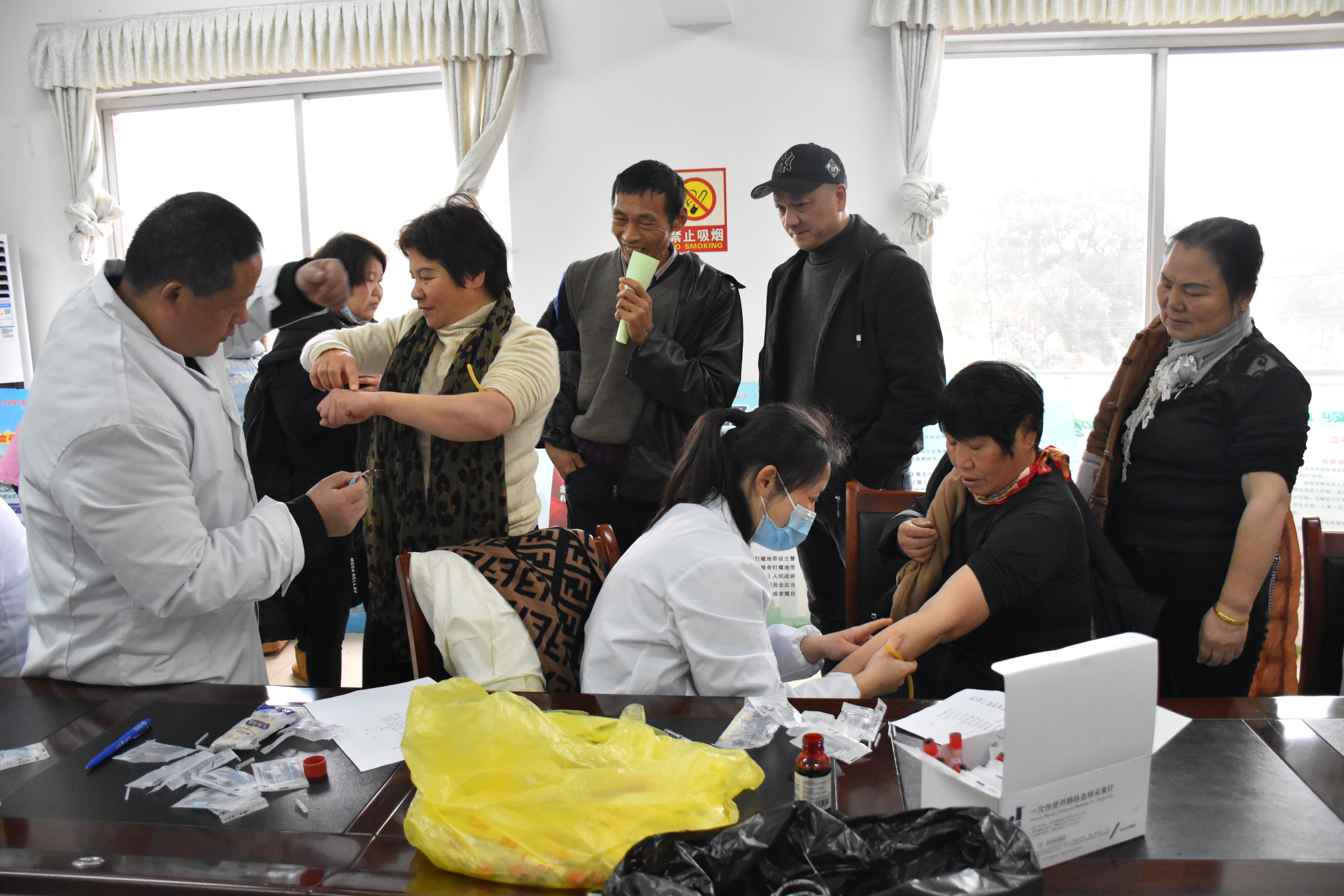 岳阳黄沙湾居民好惬意！血吸虫病免费检查送到家门口