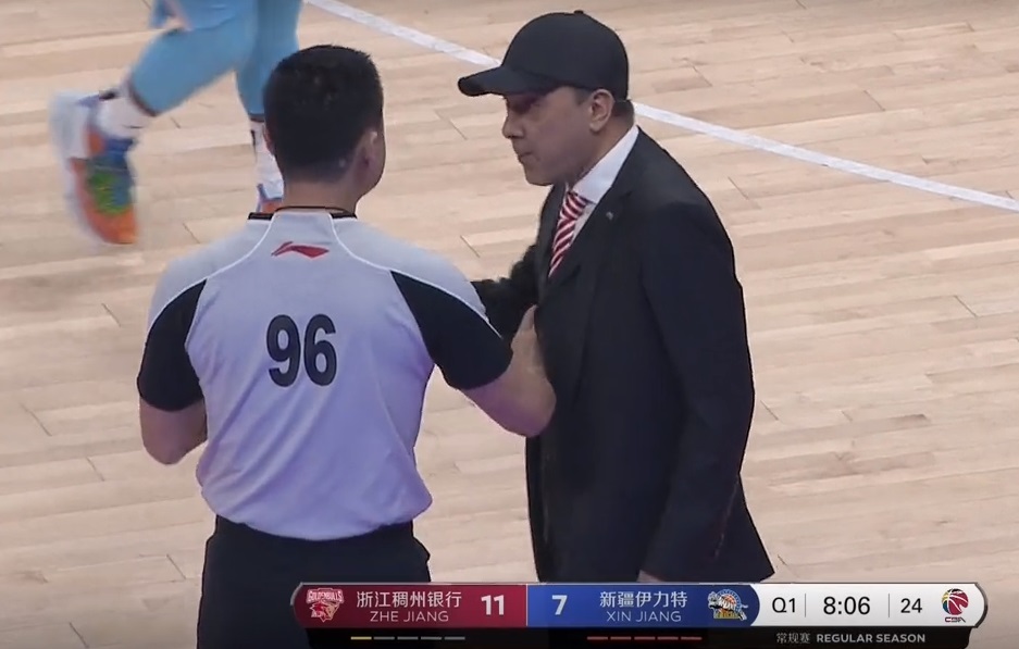 这球咋打？62声哨吹懵球员，阿的江：咋吹的？费尔德：教练忍住