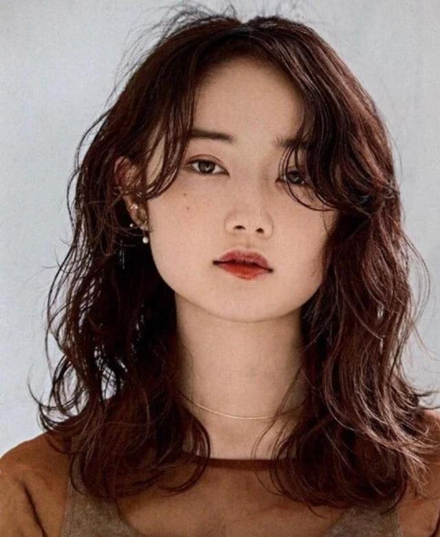 眉上刘海短发发型方脸,窄长方脸适合弯月眉吗