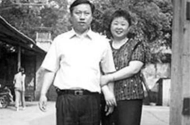 他是瞎子，卖槟榔成富豪，妻子没生儿子，去世后家人争10亿财产