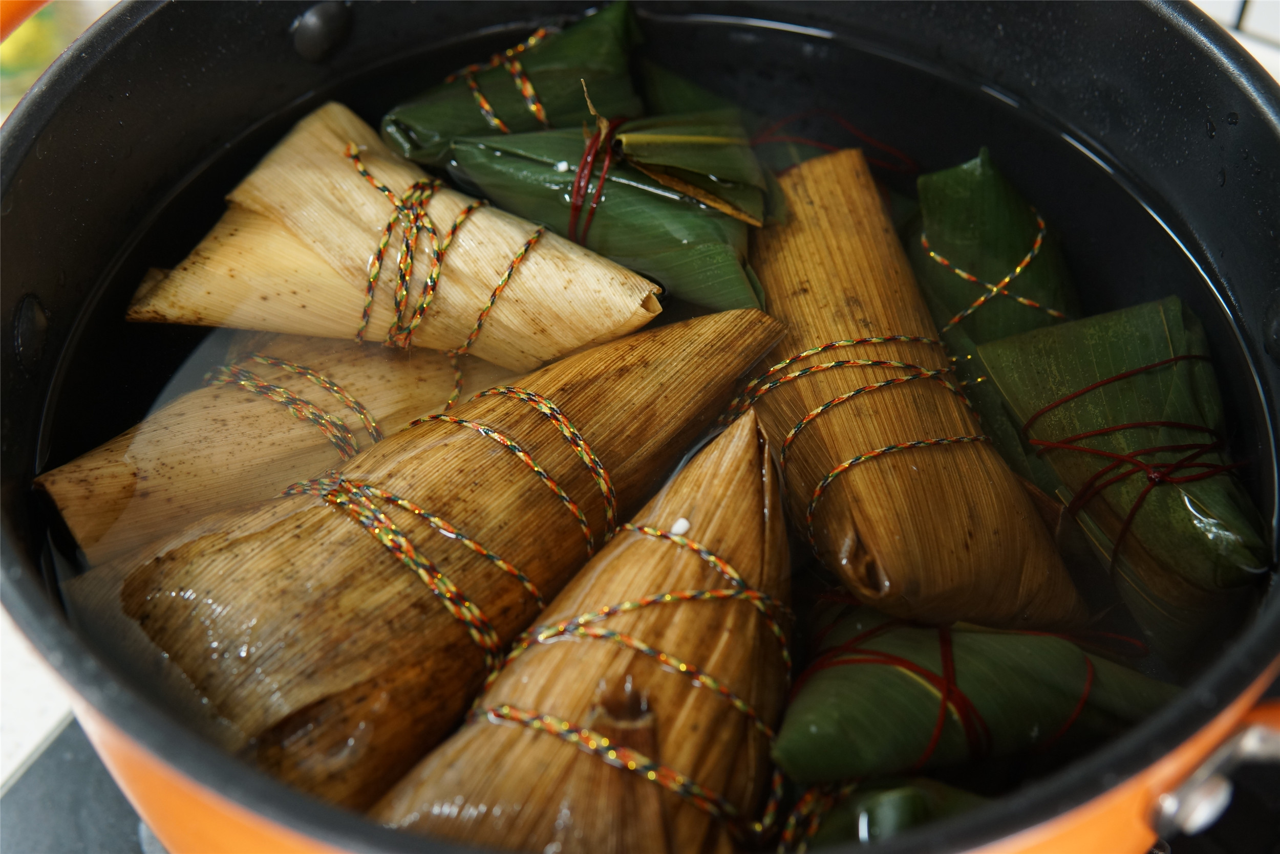 煮粽子应该用凉水还是开水煮好些,煮粽子是冷水煮还是开水煮更好吃