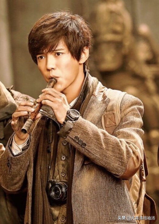 鹿晗偶遇少年踢足球忍不住加入,网友偶遇鹿晗踢球