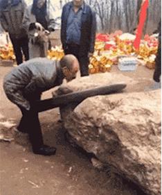 《青蛇劫起》用力过猛，扯到了胯