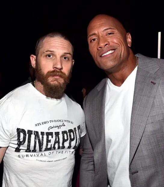 美国演员巨石强森自曝感染新冠,巨石强森与妻女确诊新冠