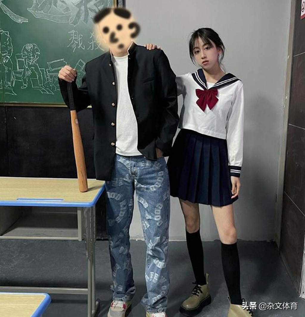 恒大天才扮演“不良少年”！携女友拍摄写真，被外媒疯狂夸赞