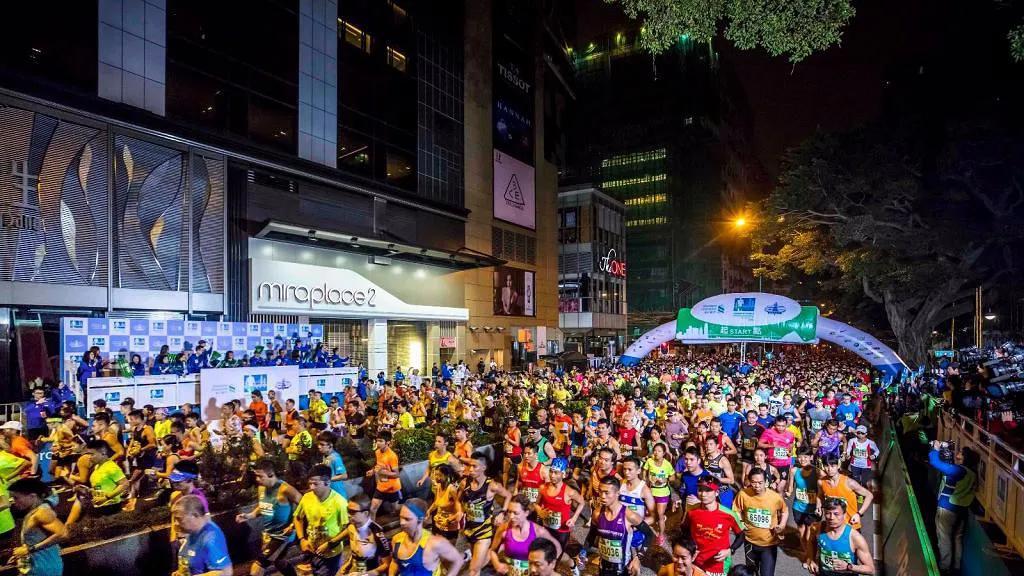 刘嘉玲穿运动鞋,54岁的刘嘉玲穿运动装登山