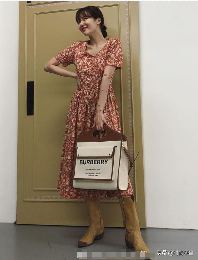 金泫雅一如既往的豪放穿搭,穿雨靴的金泫雅