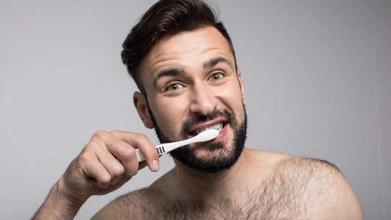 刷牙时牙龈出血是什么原因引起的,一刷牙牙龈就出血是缺维生素c吗