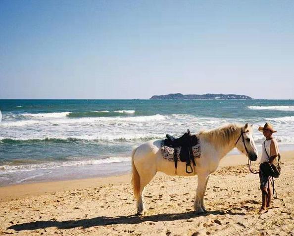 汪峰带大女儿现身,汪峰16岁大女儿坐豪华游艇度假