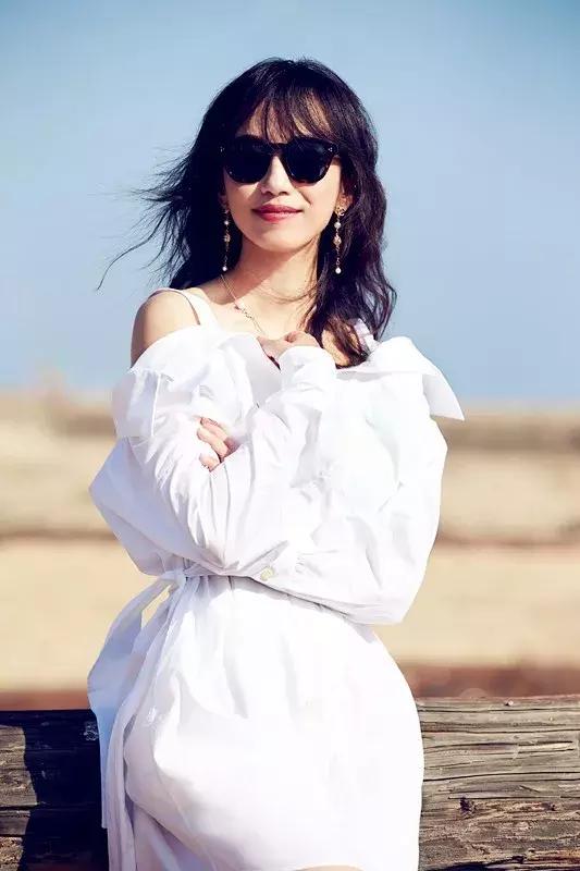 夏天一定要穿白色衣服,夏天穿白色才是最醒目的