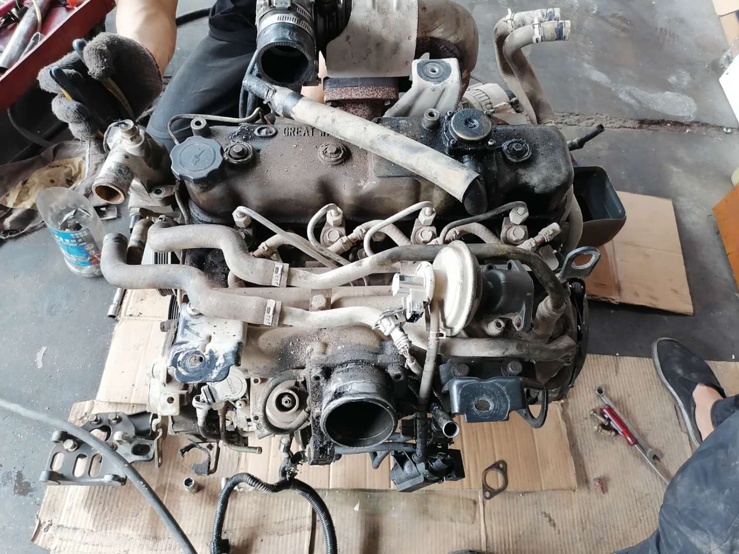 才跑4万公里货车烧机油怎么回事,发动机烧机油活塞发黑