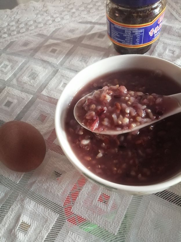 杂粮粥煮鸡蛋,早上喝杂粮粥配两个煮鸡蛋