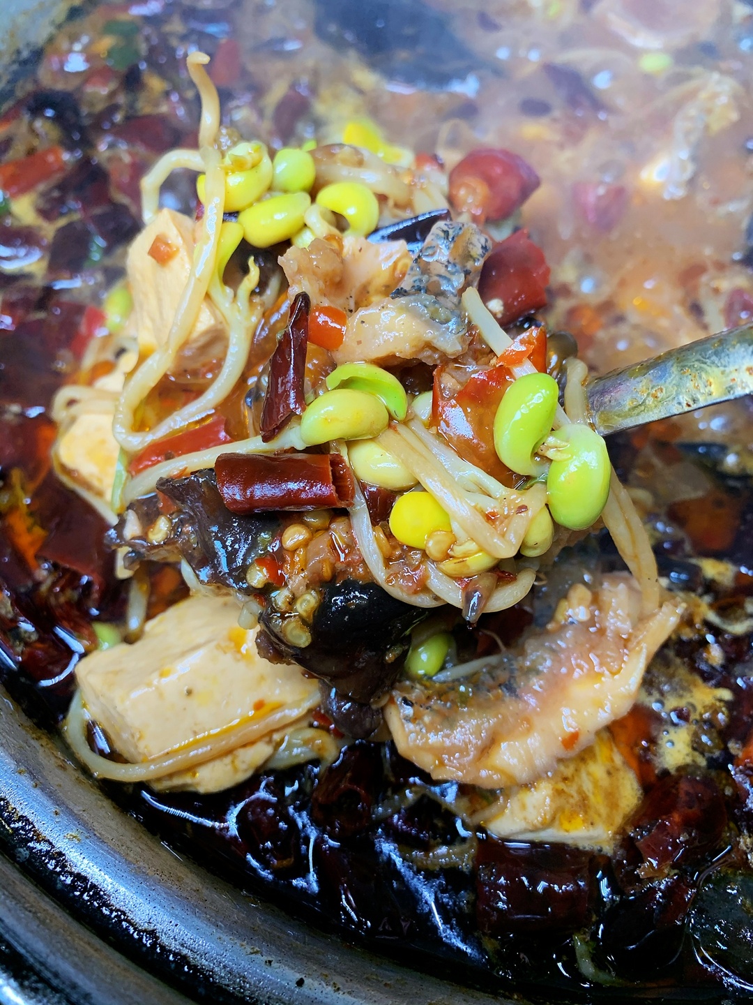 10张桌子的烤鱼店铺需要几个员工,长春市十张桌火锅