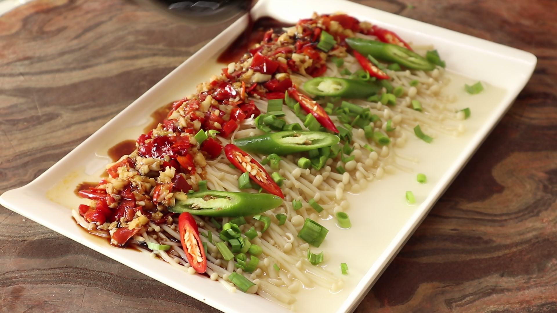 金针菇用菜椒怎么做的,家常剁椒金针菇的做法