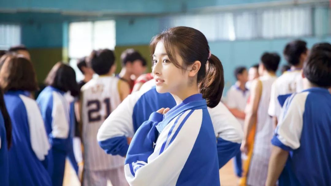 老姐姐跪了，1998年出生的杨超越已经用上3000的LaPrairie眼霜了