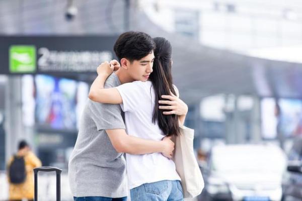 女孩子缺少安全感怎么给她安全感,怎样让没有安全感的女生有安全感