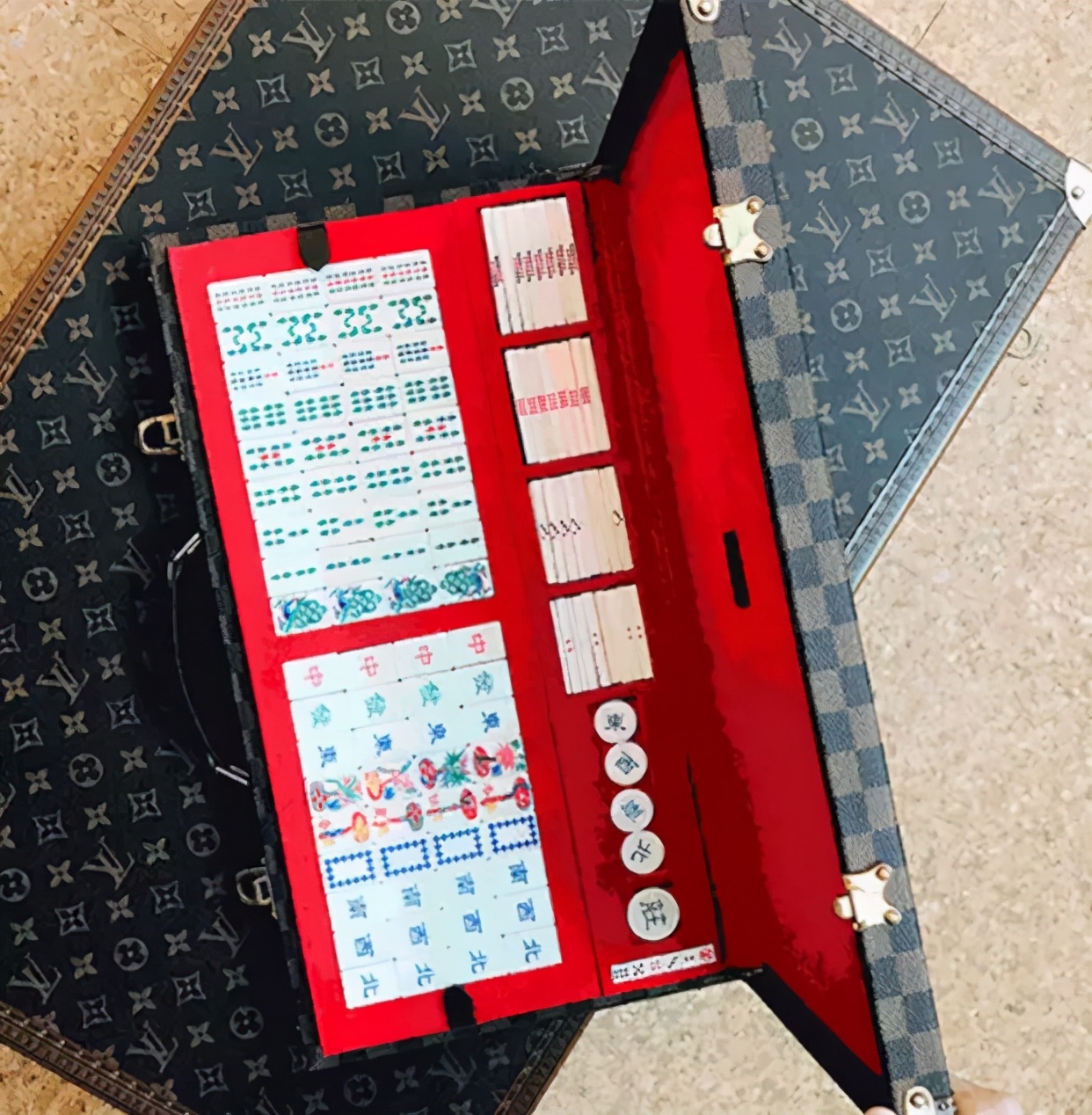 lv出过的行李箱,lv百年款