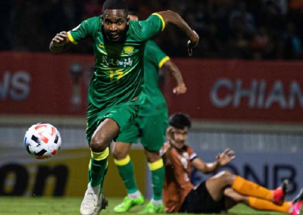 巴坎布国安最新视频,巴坎布争球摔倒视频