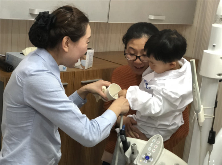 宝宝误食502胶水会粘住肠子吗,宝宝误食了胶水怎么办