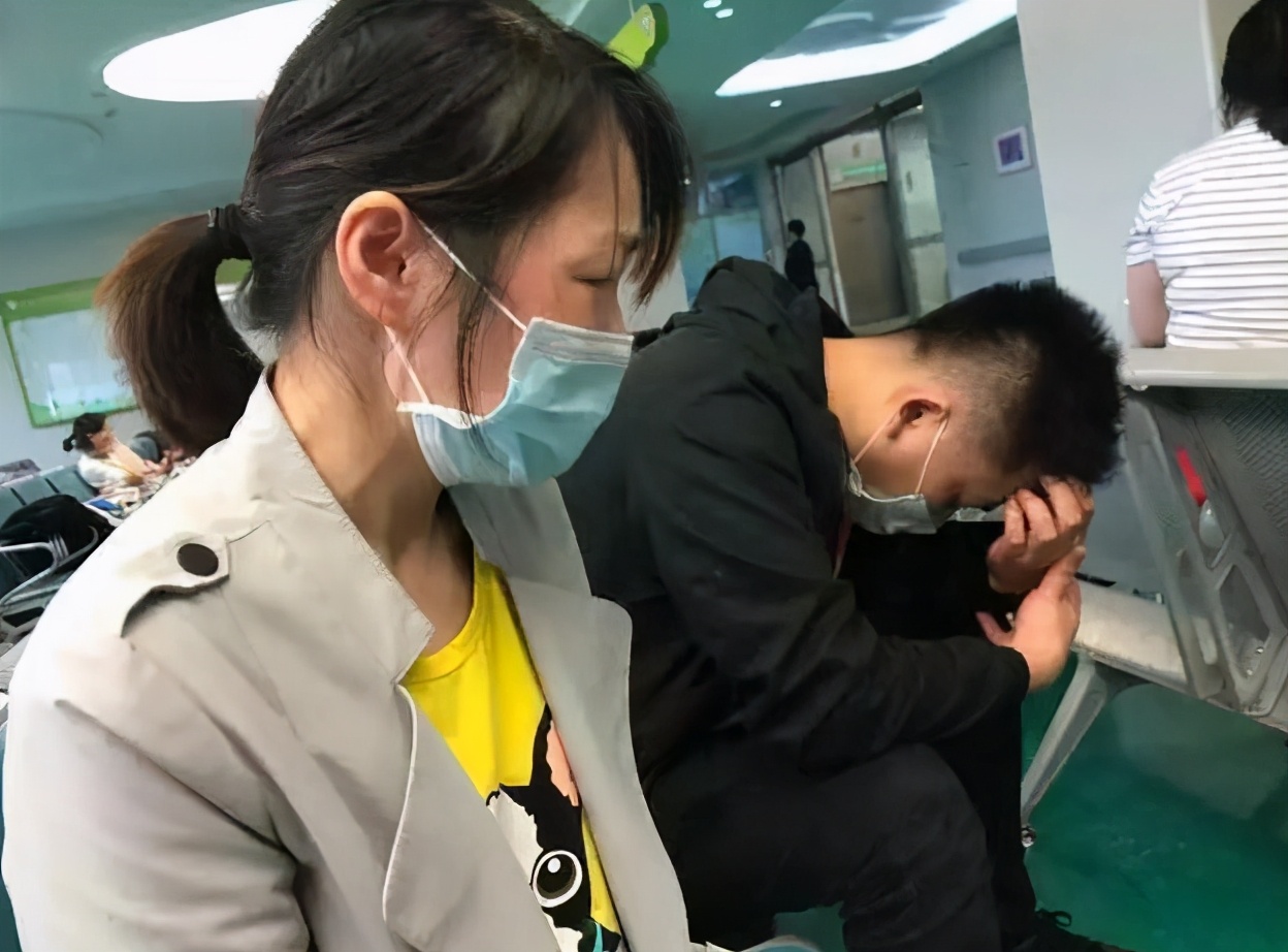 7岁女孩一到周六就喊肚子痛，医生检查后痛斥家长：你们离婚吧