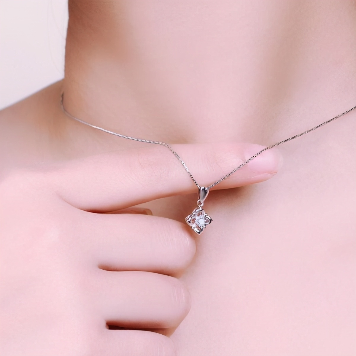 锁骨链搭配衣服,锁骨链能搭配的衣服