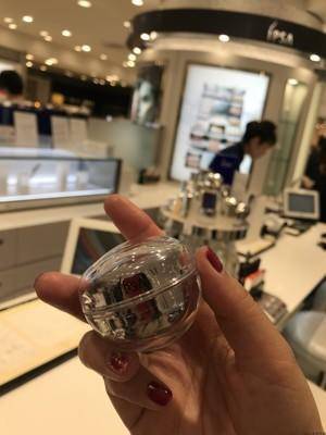 有句话说得好:美不美看脸,老不老看眼