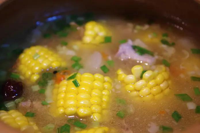 男童半夜醒来喊肚子疼,男童醒来喊肚子痛父母机智反应