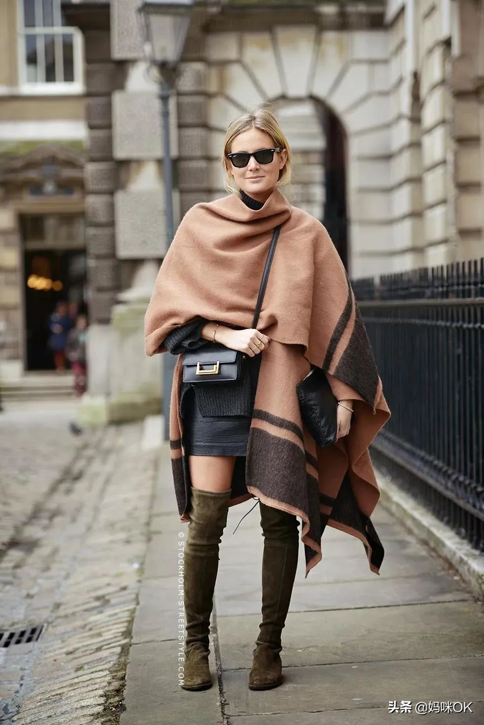 几种很火的围巾的新系法,比较短的围巾系大法