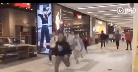 凶猛!一群国人攻陷巴黎老佛爷百货LV被迫限购