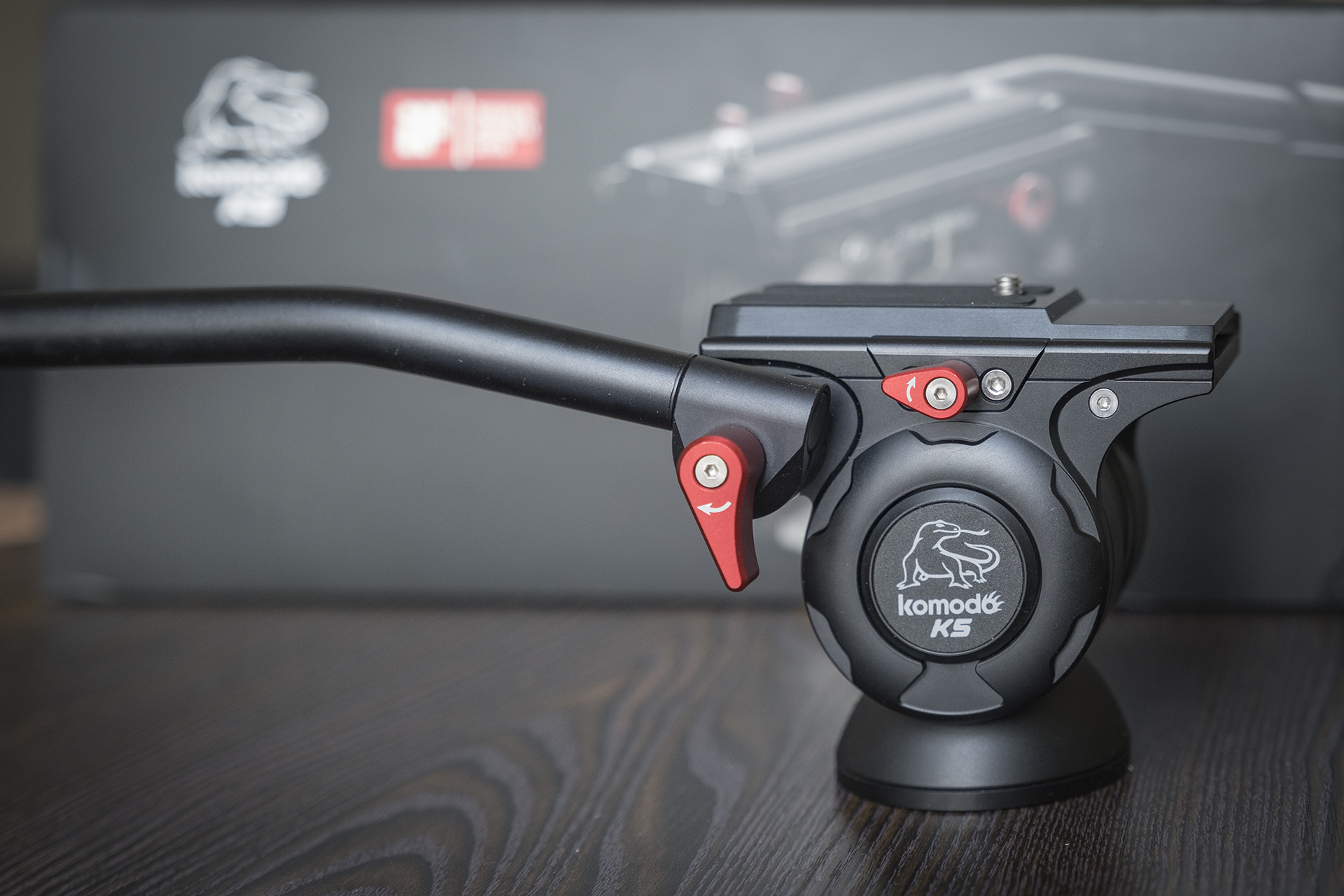 聚目开箱丨明明能靠脸，偏要拼才华——印迹COBRA2代独脚架开箱