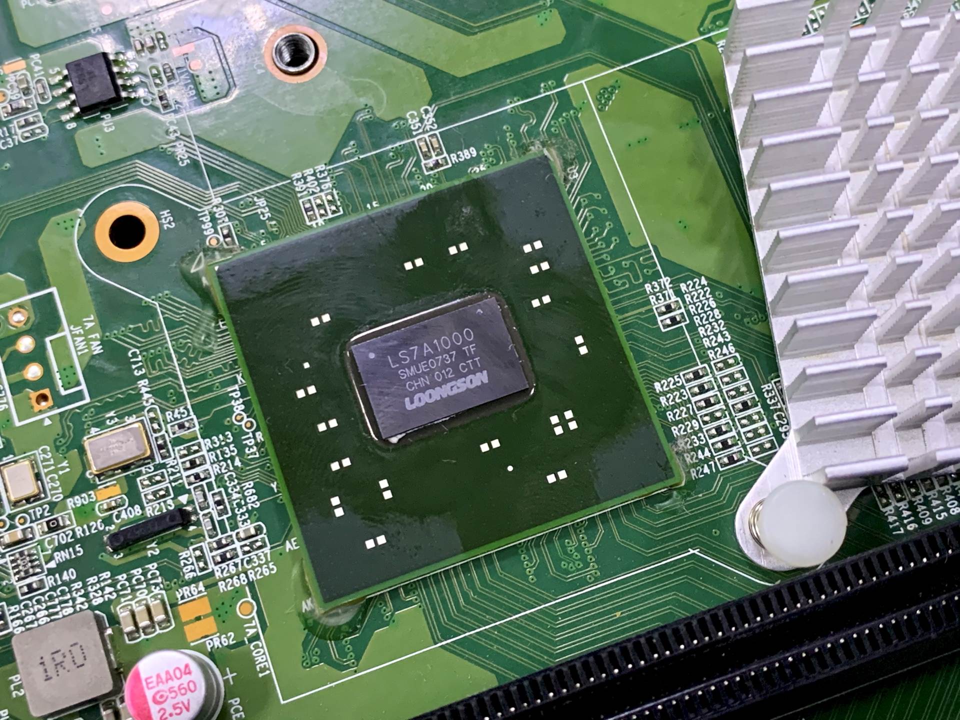 龙芯台式机是什么系统,龙芯处理器台式电脑