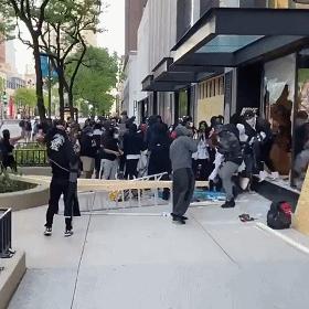 假鞋贩子隔空给黑人兄弟送补给,全球开启“地摊经济”模式