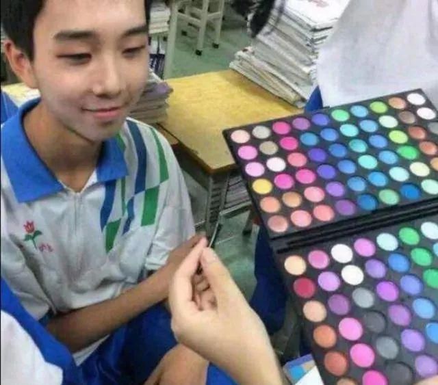 众男星演绎2018秋冬口红大势！