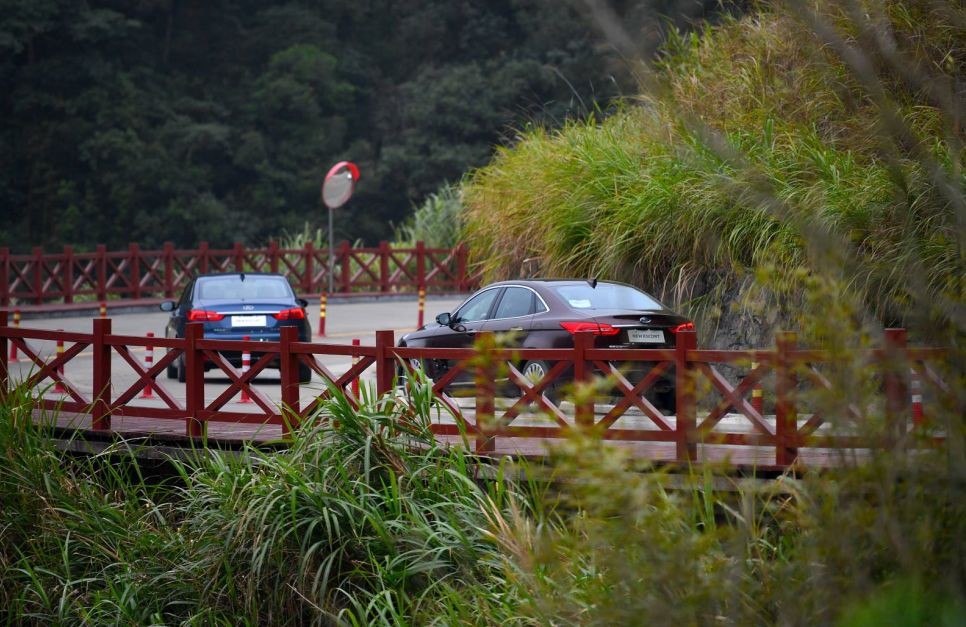 福特福睿斯和日产轩逸哪个更省油,福特福睿斯加不起油