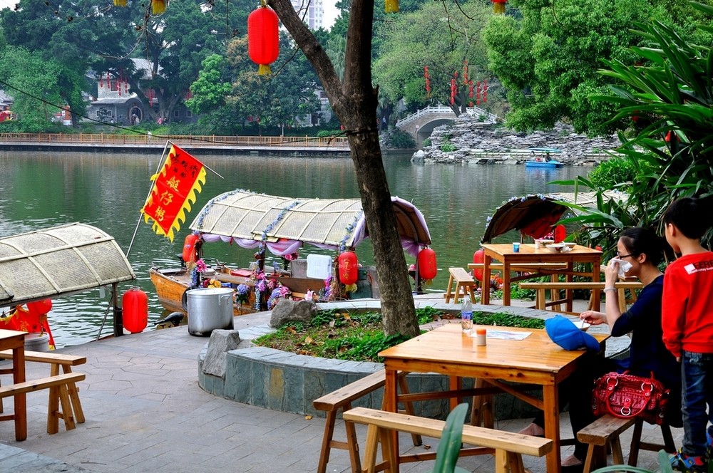 一池荷叶碧两岸荔枝红的意思,一湾湖水绿两岸荔枝红