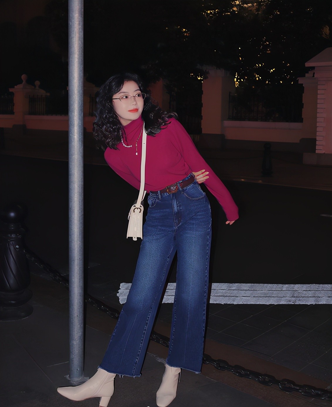 作为女人一定要有女人味,白色的羊绒衫是漂亮女人的标配