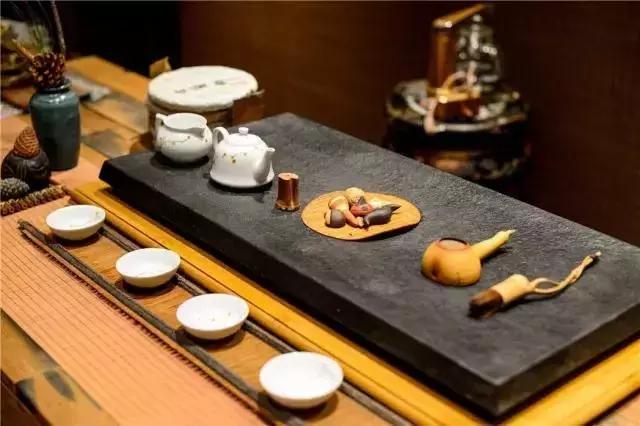 49岁大叔建石头房,50岁大叔花了2800娶个媳妇