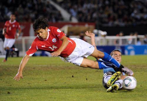 足球最凶狠的铲球和犯规,足球铲球违规吗