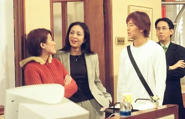 还记得2000年拿下黄子华的中环女律师MissMo穿过什么吗？