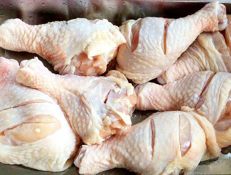 鸡腿做法炸鸡腿用面包糠不用淀粉,炸鸡腿时淀粉面粉教你做法