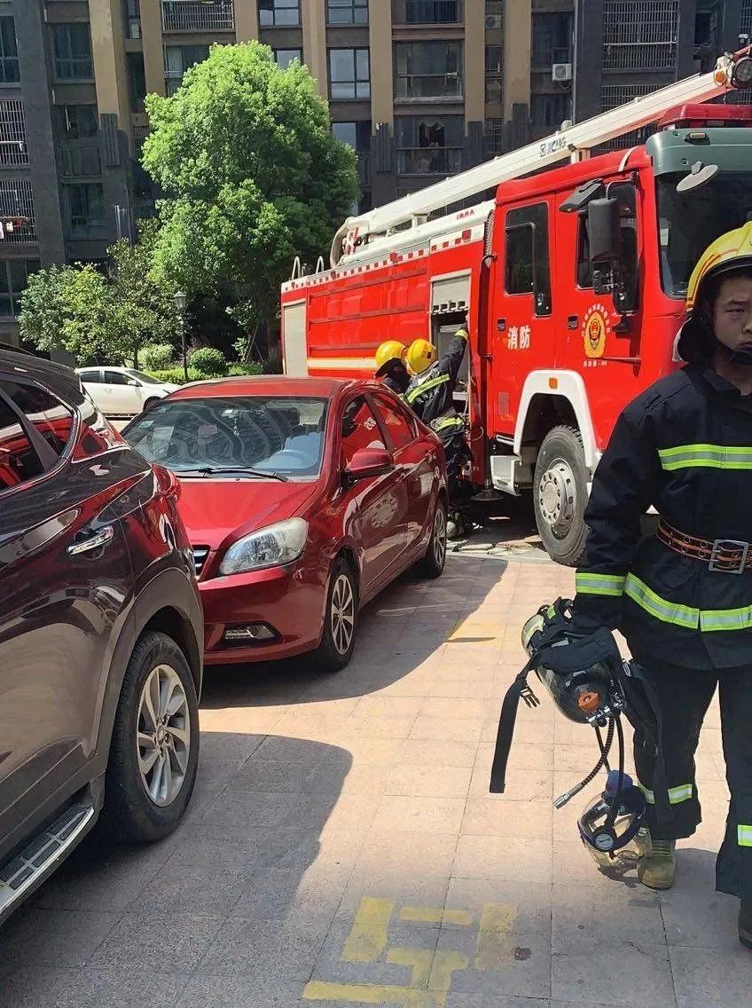 惊险！白金瀚宫小区着火，消防车又进不去！