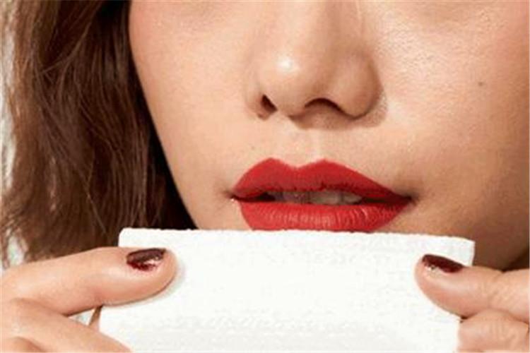 涂口红烂嘴了怎么办,涂口红总是沾杯教你小窍门