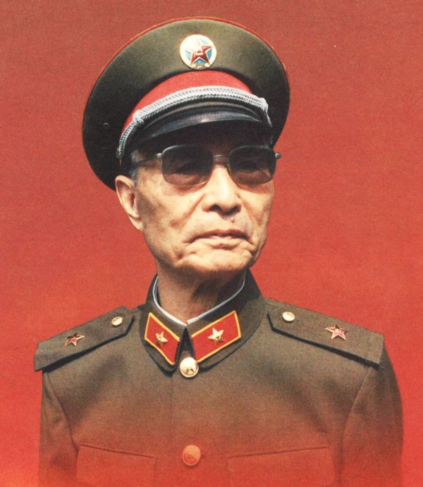 开国上将回故乡，看到警车封路并且隔开群众，怒问：耍什么排场？