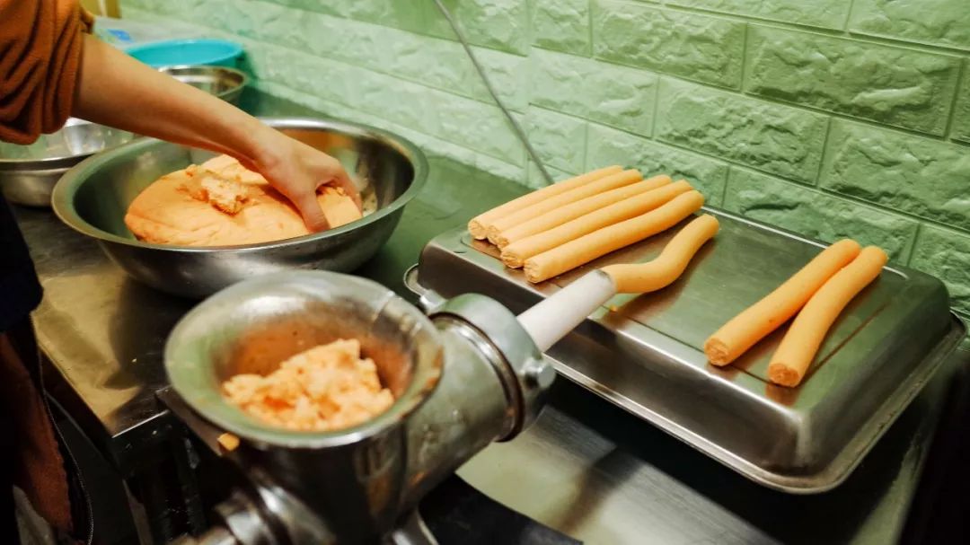 台湾胖子老板开的8㎡小店，专卖会膨胀的QQ球，嘴小的别来！